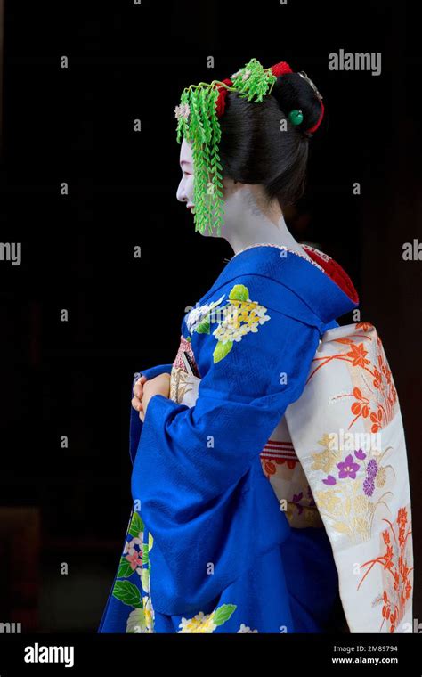 A Maiko And Geisha Shoot At Manpakuji Temple Kyoto Stock Photo Alamy