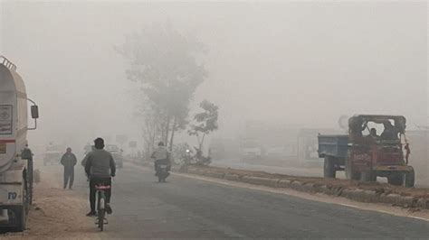 Up Weather यूपी में घने कोहरे के बीच बारिश का अलर्ट शीतलहर ने बढ़ाई ठिठुरन जानिए अपने शहर का