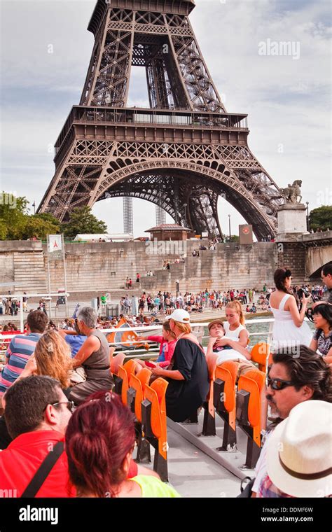 Tourists photographing the Eiffel Tower from the Bateaux Mouches in Paris Stock Photo - Alamy