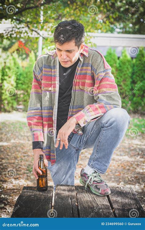 Eenzame Man Drinkt Bier En Denkt Na Over Leven Stock Foto Image Of Pret Eenzaamheid 234699560