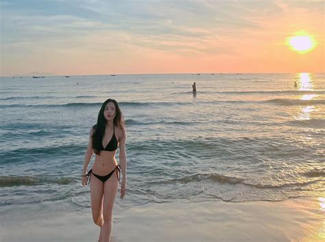 Hotgirl đội tuyển bóng đá Việt Nam khoe body xịn sò với bikini nhỏ xíu