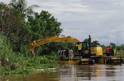 InfoPublik Atasi Banjir Pemkab HSU Turunkan Excavator Amphibi