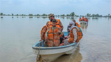 Pakistan Mehr Als Tote Bei Berschwemmungen In Pakistan Zeit Online