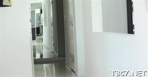 Appealing Babe Exposes Her Curves