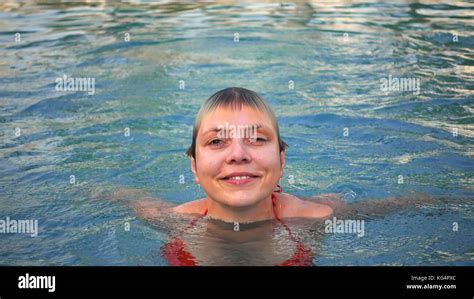 Frau Im Roten Bikini Fotos Und Bildmaterial In Hoher Aufl Sung Alamy