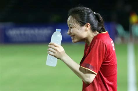 Hot girl tuyển Việt Nam biểu cảm cực đáng yêu tẽn tò vì bị đồng đội bắt lỗi