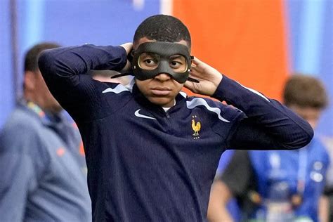 Eurocopa Sin Máscara Y Con Fastidio Kylian Mbappé Miró Desde El Banco Un 0 0 Que Sólo Dejó