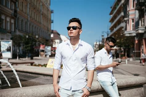 Casal Gay Asi Tico Est Andando Na Rua Olhando Para Os Pontos Tur Sticos Se Divertindo Juntos