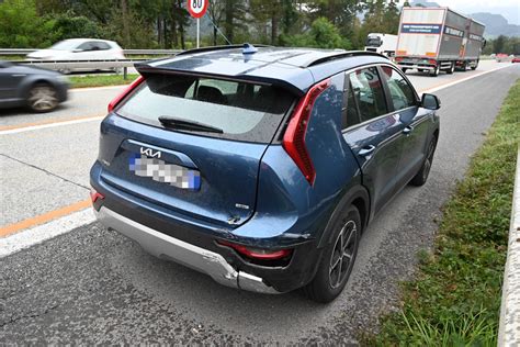 Weite SG A13 Auffahrkollision Zwischen Zwei PWs Autofahrer 20