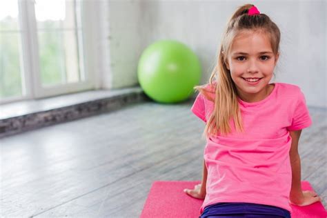 Portrait d une fille blonde souriante regardant la caméra Photo Gratuite