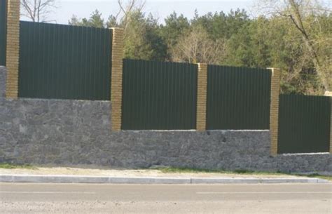 Самые дешевые заборы из профнастила: описание, разновидности. Доставка ...