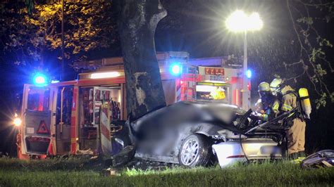 Feuerwehr löschte brennenden Pkw nach Alleinunfall Ein Mensch