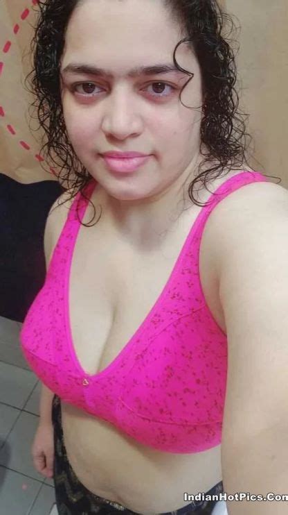 Hijab Wearing Desi Bhabhi Nude Photos