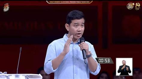 Lagi Lagi Langgar Aturan Gibran Keluar Podium Saat Paparkan Visi Misi