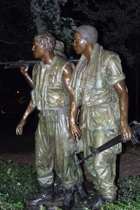 Memorial Three Soldiers - Washington - TracesOfWar.com