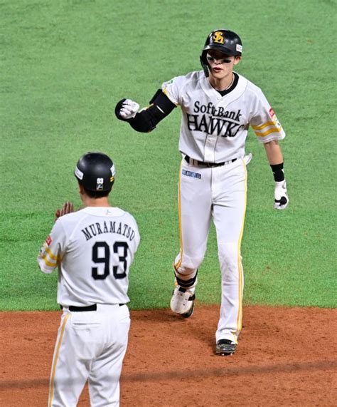 4回2死一、三塁、勝ち越し適時打を放ち、ガッツポーズをする周東（撮影・佐藤雄太朗） 写真｜【西日本新聞me】