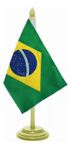 Bandeira De Mesa Brasil Mastro 30 Cm Base Madeira Parcelamento Sem Juros