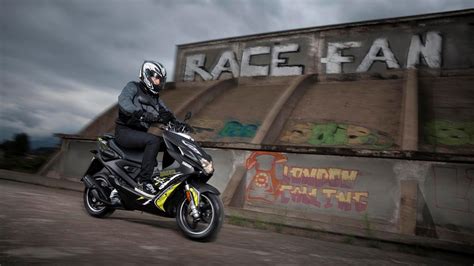 Мотоцикл Yamaha AEROX R NAKED Фото Характеристики Обзор Сравнение на БАЗАМОТО