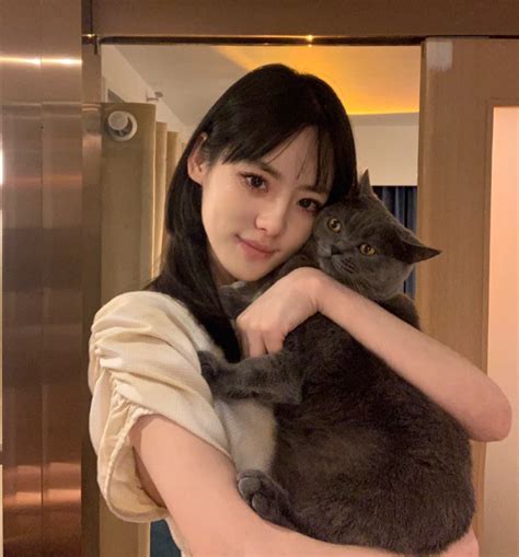 Livestream nhưng không bao giờ lộ giọng hot girl số TikTok xứ Trung bị nghi ngờ là trai giả gái