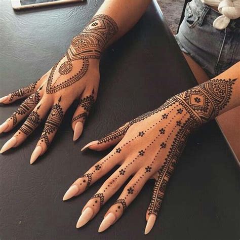 Ten Gorgeous Wedding-Day Henna Designs | Weddingbells | Henna tattoo
