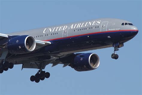 United / UA_777-222ER_N228UA_JFK_20030720_D8982.jpg
