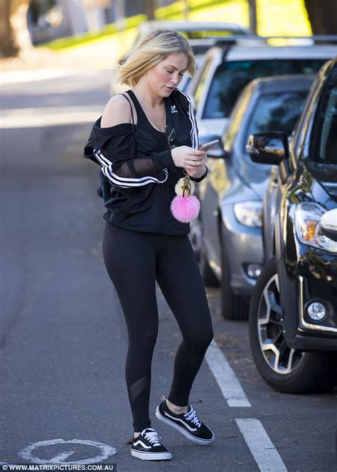 Keira Maguire's embarrassing Sydney wardrobe malfunction | Daily Mail ...