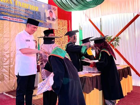 MIN 5 Padang Wisuda 77 Penghafal Al Quran Camat Berkah Untuk Keluarga