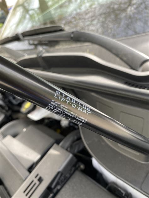 Газоупоры капота — Hyundai Tucson (TL), 2 л, 2019 года | запчасти | DRIVE2