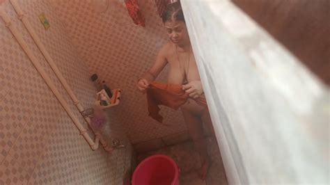 Aunty Bathing Fully Nude Captured ThisVid