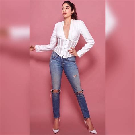 Janhvi Kapoor Looks Hot Clad In A Saree The Leo News English News