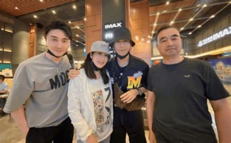 Bom sex gốc Việt lộ bụng lùm lùm nghi vấn mang bầu với chồng trẻ ở tuổi 51