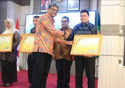 PENYERAHAN PENGHARGAAN BKN AWARD TAHUN 2023 – BADAN KEPEGAWAIAN DAN ...