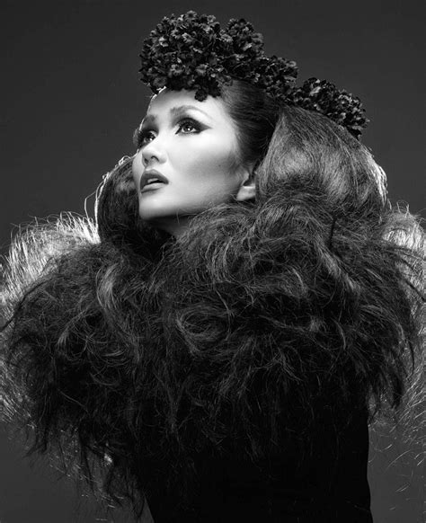 Hình ảnh bán nude đầy quyến rũ của H Hen Niê trên trang bìa tạp chí Mỹ nổi tiếng