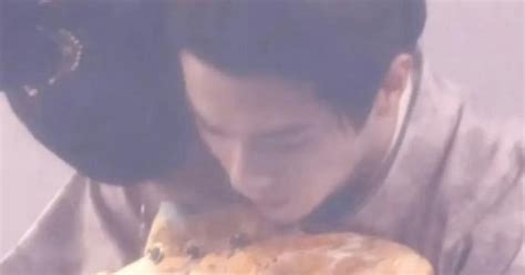 Hứa Khải có độ hot tăng 281 chỉ nhờ 1 cảnh ôm biến bạn diễn thành nhỏ xíu như búp bê