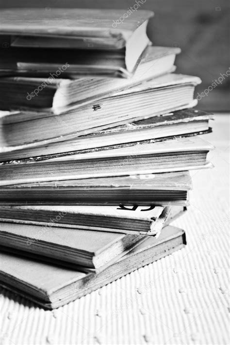 Картинки черно белые книги: Cтопка книг черно-белые картинки — подборка