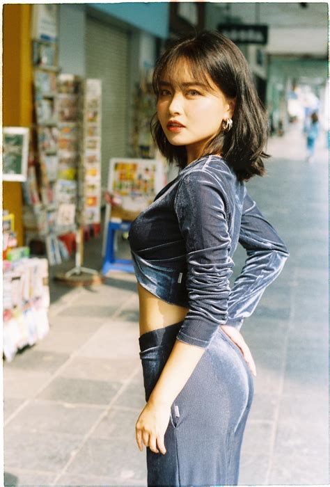 Đăng hình mặc bikini khoe đường cong cơ thể nữ MC PUBG Mobile bị fan dọa bế lên phường