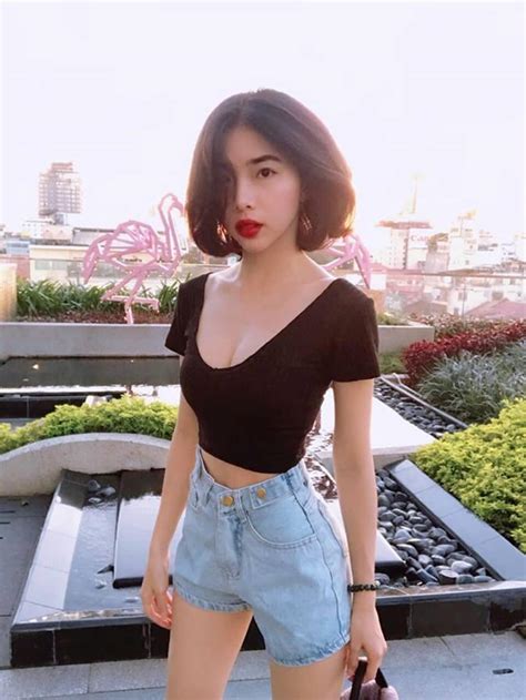 Dàn hot girl sở hữu vòng eo con kiến chăm khoe ảnh gợi cảm