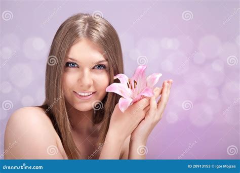 Jeune Fleur Blonde De Fixation Image Stock Image Du Attrayant Femelle