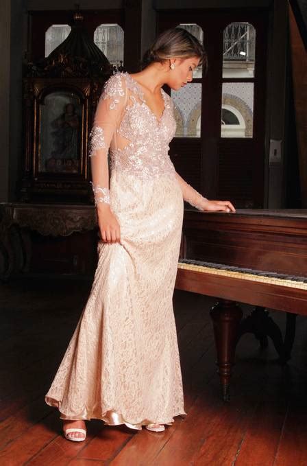 Vestidos de festa de O rebu são tendência nude brilho e transparência