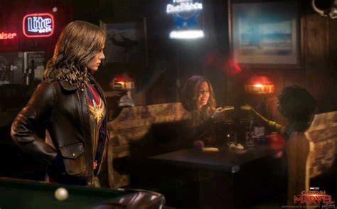 Hot Toys Captain Marvel Action Figure Figround