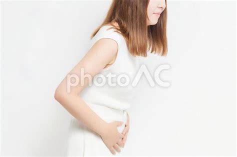 お腹に手を当てる若い女性 No 3771448｜写真素材なら「写真ac」無料（フリー）ダウンロードok