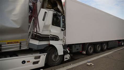 Sankt Leon Rot Unfall Auf A Stau Und Vollsperrung Gaffer Behindern