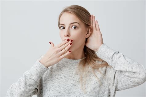 Surpris surpris jeune femme blonde séduisante ayant l expression du visage étonné couvrant la