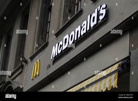 Logotipo De McDonald S En Una Pared De Un Edificio Antiguo Situado En