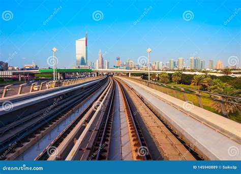 Horizonte Del Metro Y De La Ciudad De Dubai UAE Imagen De Archivo