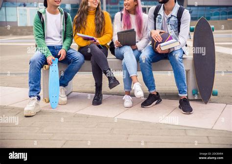 Feliz Reunión De Jóvenes Al Aire Libre Grupo De Jóvenes Alegres