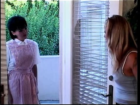 Blonde Lesbe und ihre brünette Freundin spielen auf dem Bett xHamster