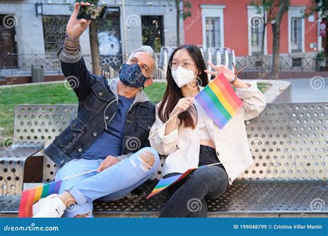 Joven Caucásico Gay Y Joven Lesbiana Asiática Tomando Un Selfie Usando Máscaras En La Cara Y Con
