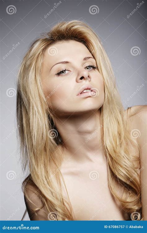Belle Jeune Pose Blonde De Fille Image Stock Image Du Heureux Femelle