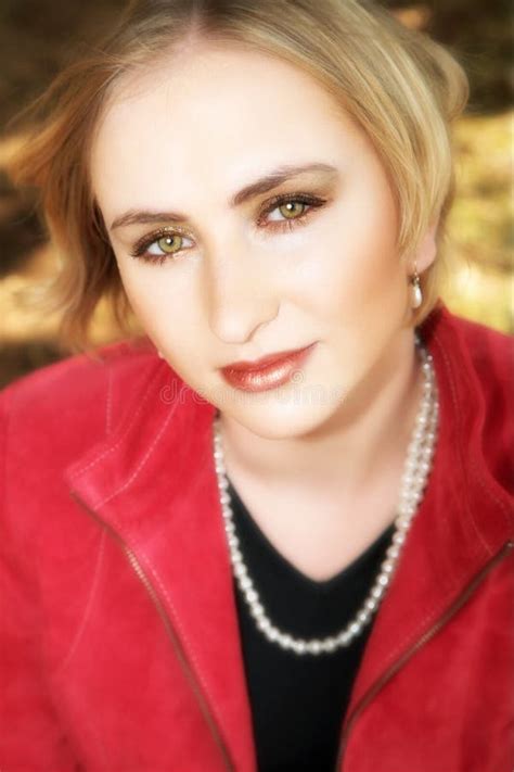 Junge Blonde Frau In Der Roten Jacke Stockfoto Bild Von Nobel Bezaubernd